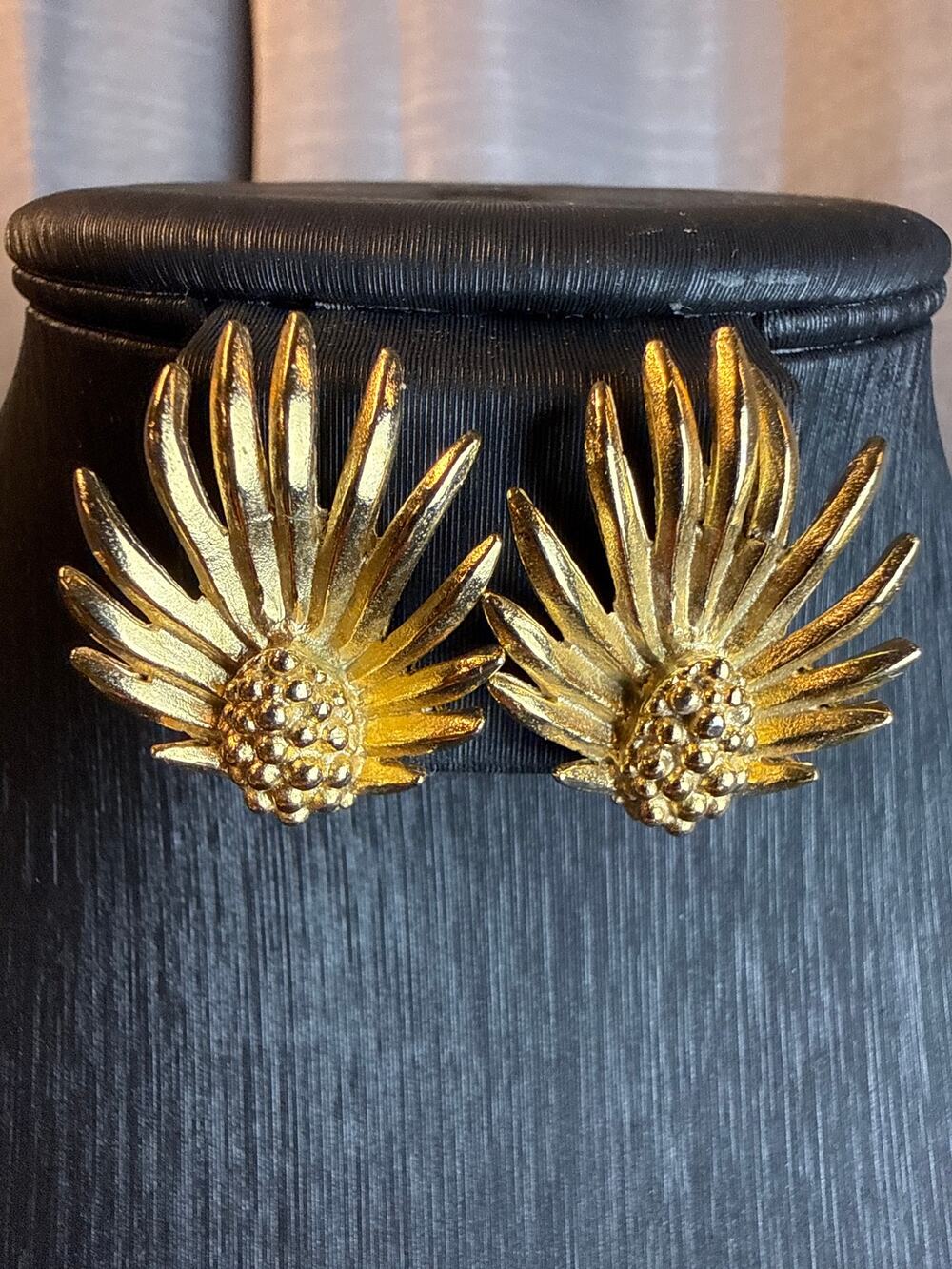 Vintage Lisner Goldtone Clipback Earrings